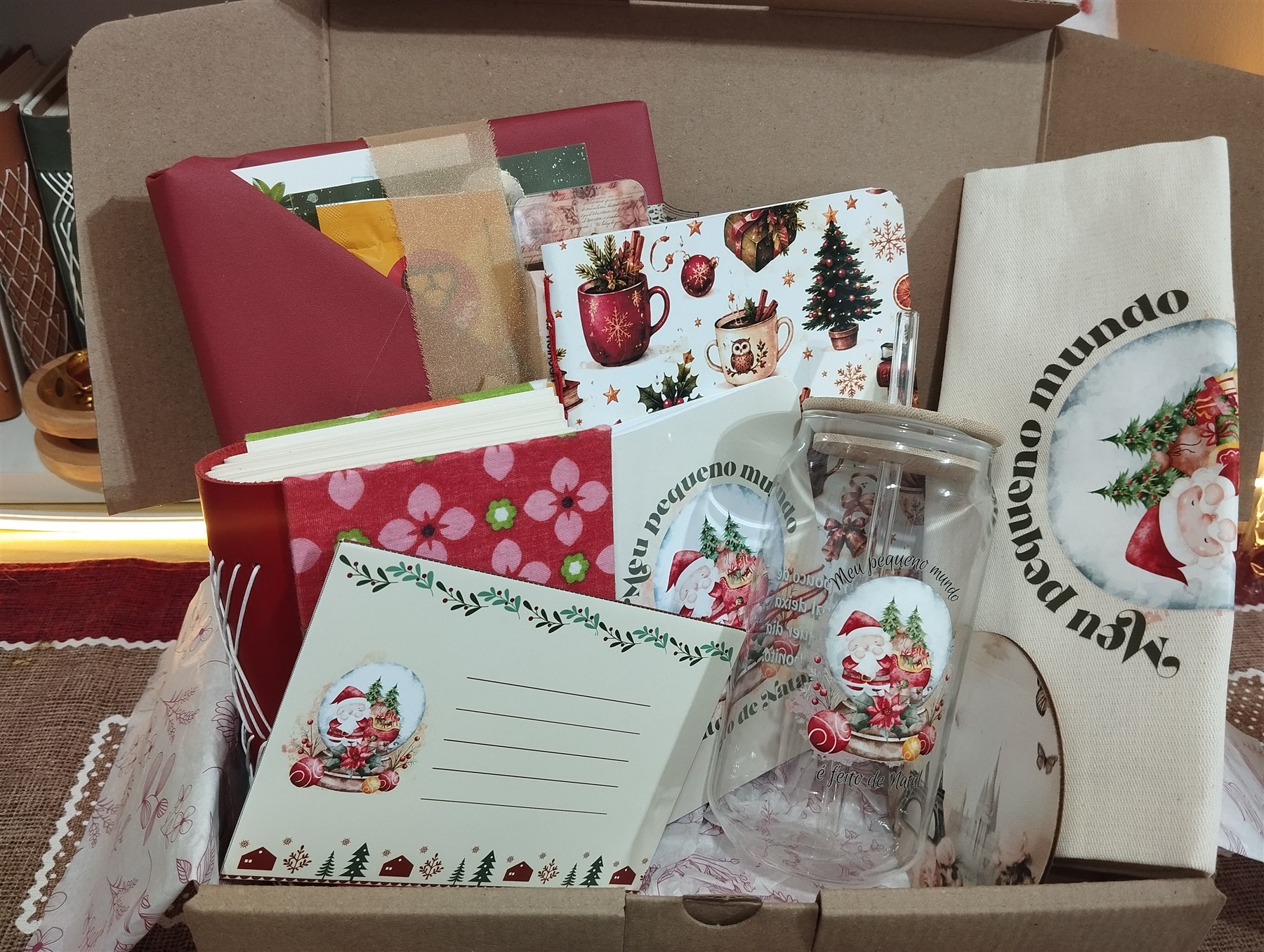 Caixa aberta com a coleção Meu Pequeno Mundo é Feito de Natal