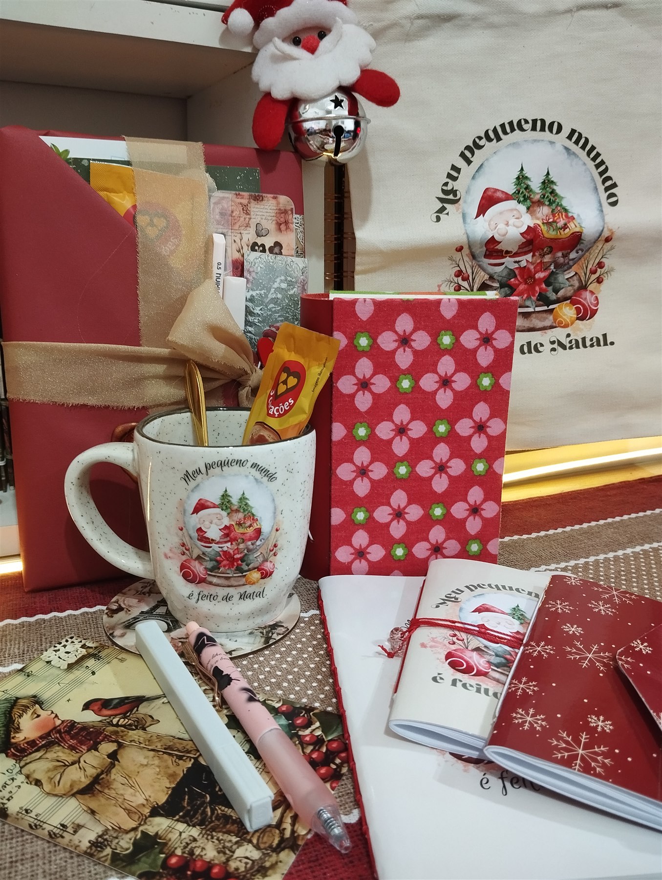 Composição natalina com caneca, cadernos, ecobag e papelaria